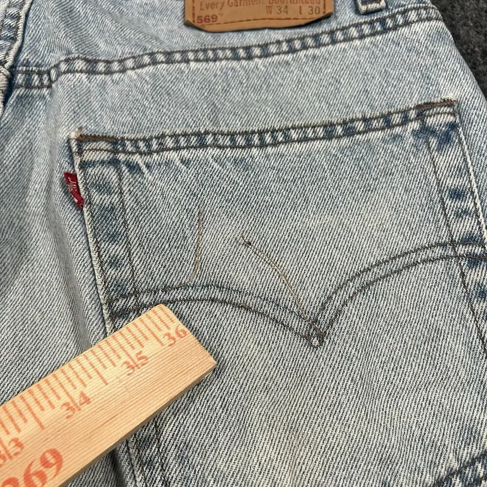 VTG MADE IN USA Levis 569 Jeans Mens 33x30 Blue Loose Straight Light Wash Y2K